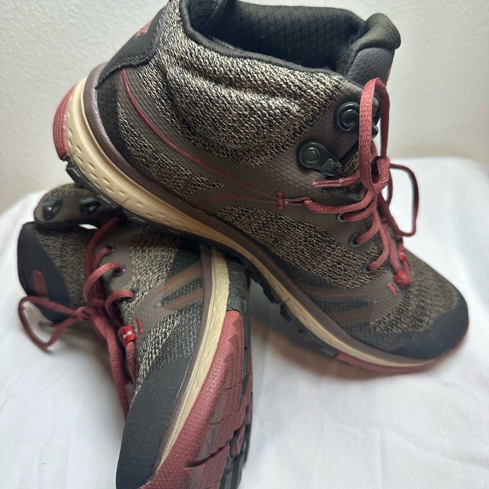 Keen Footwear Label with Black and Gray Pattern